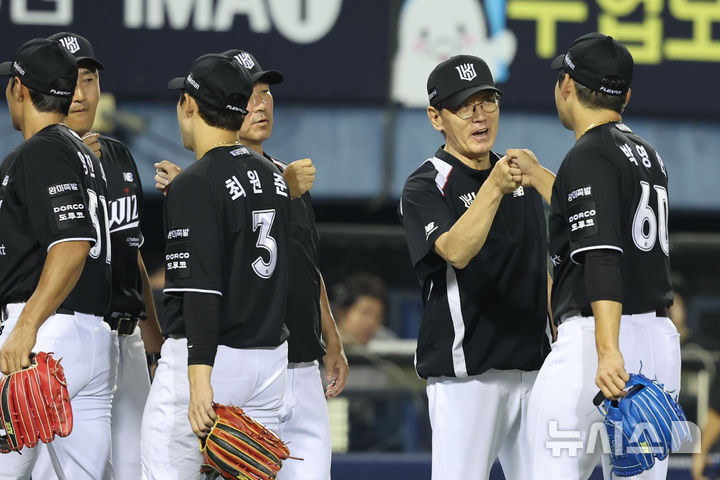 [서울=뉴시스] 권창회 기자 = 16일 서울 송파구 잠실야구장에서 열린 2026 KBO리그 KT 위즈와 LG 트윈스의 경기, 4-3로 승리한 KT 이강철 감독이 선수들과 기뻐하고 있다. 2026.07.16. kch0523@newsis.com