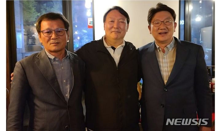 [강릉=뉴시스] 지난 2021년 5월 29일 강원 강릉시의 한 식당에서 윤석열, 권성동, 김홍규 등 3명이 사진을 찍고있는 모습.(사진=뉴시스DB)photo@newsis.com *재판매 및 DB 금지
