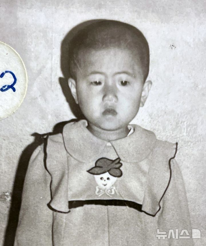 [서울=뉴시스] 미국으로 입양되기 전 한국에서 촬영된 미셸 레코의 어린 시절 모습. 미셸이 간직한 출국 전 유일한 사진이다. (사진=미셸 레코 제공) 2026.07.18. create@newsis.com