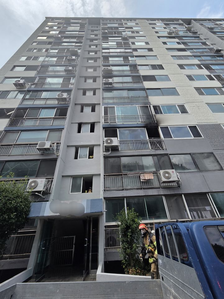 [부산=뉴시스] 17일 오후 1시28분께 부산 북구의 한 아파트 3층 A씨의 집에서 불이 났다. (사진=부산소방재난본부 제공) 2026.07.17. photo@newsis.com *재판매 및 DB 금지
