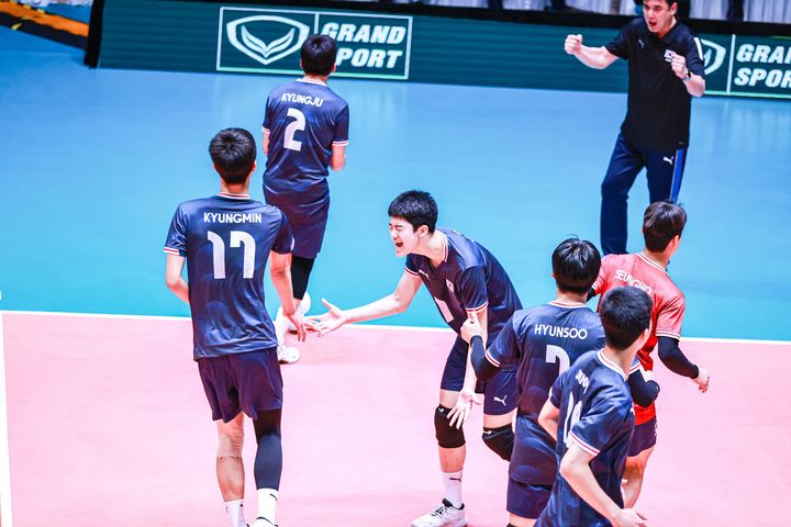 [서울=뉴시스] 18세 이하(U-18) 남자배구 대표팀이 17일 중국 하이난성 하이커우의 우위안허 체육관에서 열린 2026 아시아배구연맹(AVC) U-18 아시아선수권대회 순위결정전에서 파키스탄을 상대로 점수를 낸 뒤 기뻐하고 있다. (사진=AVC 공식 홈페이지 캡처) 2026.07.17. *재판매 및 DB 금지