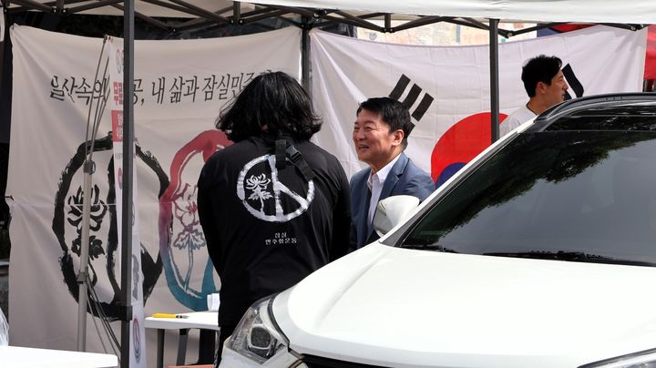 [서울=뉴시스] 제헌절에 서울 잠실 올림픽공원 개표소 봉쇄 시위 현장 찾은 안철수 국민의힘 의원. 2026.07.17. (사진=안철수 의원실 제공) *재판매 및 DB 금지
