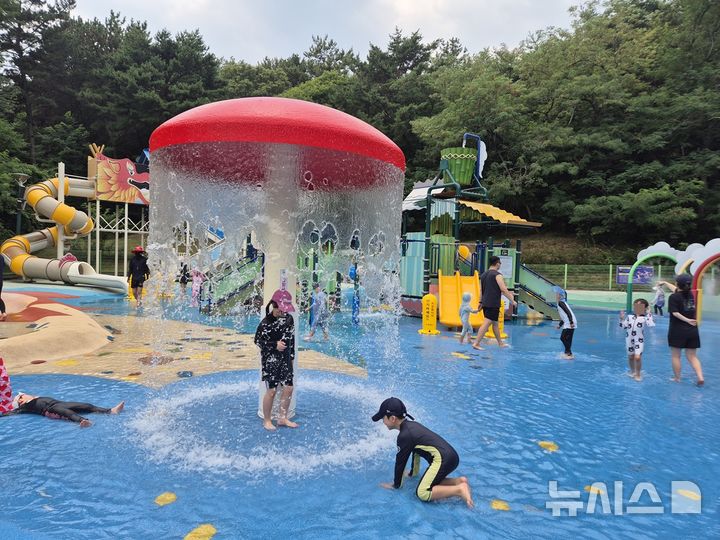 [울산=뉴시스] 19일 울산대공원 야외물놀이장을 찾은 어린이들이 시원한 물줄기에 맞으며 더위를 즐기고 있다. 2026.07.17 gorgeouskoo@newsis.com