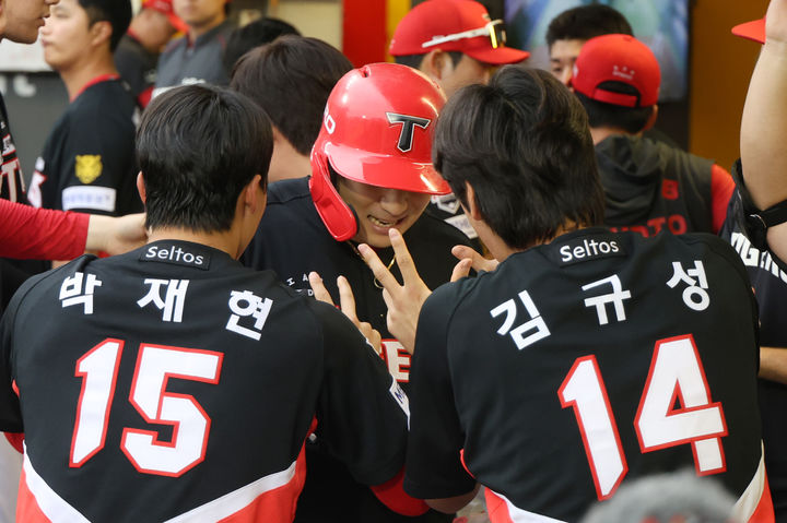 [서울=뉴시스] 프로야구 KIA 타이거즈 나성범이 17일 인천 SSG랜더스필드에서 열린 2026 신한 쏠 KBO리그 SSG 랜더스와의 경기에서 홈런을 친 뒤 더그아웃에서 동료들의 축하를 받고 있다. (사진=KIA 타이거즈 제공) 2026.07.17.