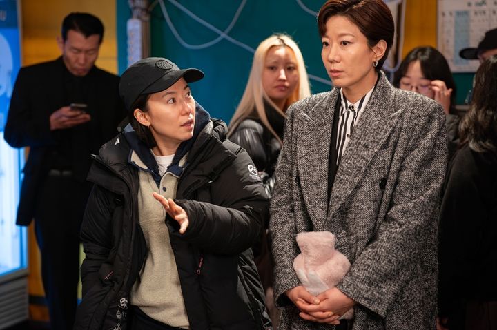 [서울=뉴시스] JTBC 토일드라마 '신입사원 강회장' 고혜진 PD와 배우 전혜진.(사진=JTBC 제공) 2026.07.17. photo@newsis.com *재판매 및 DB 금지