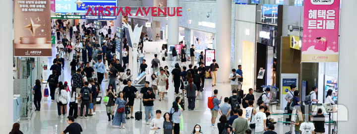 [인천공항=뉴시스] 박주성 기자 = 법무부는 여름 휴가철을 맞아 해외로 휴가를 떠나는 여행객의 편리한 출입국을 돕기 위해 '인천공항 출입국심사 특별 근무 대책'을 시행한다고 22일 밝혔다. 2026.07.22. park7691@newsis.com