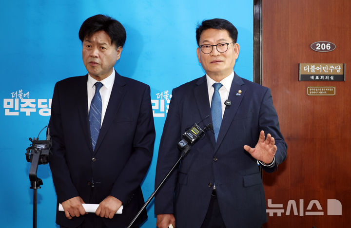 [서울=뉴시스] 최진석 기자 = 더불어민주당 당권주자인 송영길(오른쪽) 의원이 17일 비공개 최고위원회의가 열린 여의도 국회 민주당 대표회의실 앞에서 김용 전 민주연구원 부원장과 긴급 기자회견을 하고 있다. 2026.07.17. myjs@newsis.com