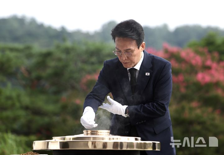 [서울=뉴시스] 김명년 기자 = 더불어민주당 당대표 후보인 김민석 전 국무총리가 제헌절인 17일 오전 서울 동작구 국립서울현충원에서 현충탑을 참배하고 있다. 2026.07.17. kmn@newsis.com