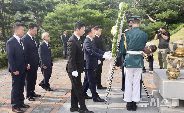 [서울=뉴시스] 김명년 기자 = 더불어민주당 당대표 후보인 김민석 전 총리가 17일 오전 서울 동작구 국립서울현충원에서 김대중 전 대통령 묘역을 참배하고 있다. 2026.07.17. kmn@newsis.com