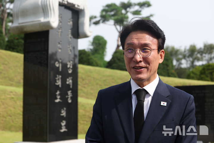[서울=뉴시스] 김명년 기자 = 더불어민주당 당대표 후보인 김민석 전 총리가 17일 오전 서울 동작구 국립서울현충원에서 김대중 전 대통령 묘역을 참배한 뒤 발언하고 있다. 2026.07.17. kmn@newsis.com