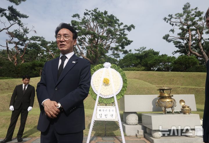 [서울=뉴시스] 김명년 기자 = 더불어민주당 당대표 후보인 김민석 전 총리가 17일 오전 서울 동작구 국립서울현충원에서 김대중 전 대통령 묘역을 참배한 뒤 발언하고 있다. 2026.07.17. kmn@newsis.com