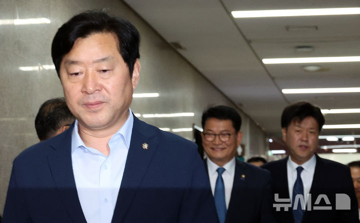 [서울=뉴시스] 최진석 기자 = 황명선(왼쪽) 더불어민주당 최고위원이 17일 여의도 국회에서 열린 비공개 최고위원회에 참석하는 뒤로 긴급 기자회견을 위해 송영길 의원, 김용 전 민주연구원 부원장이 이동하고 있다. 2026.07.17. myjs@newsis.com
