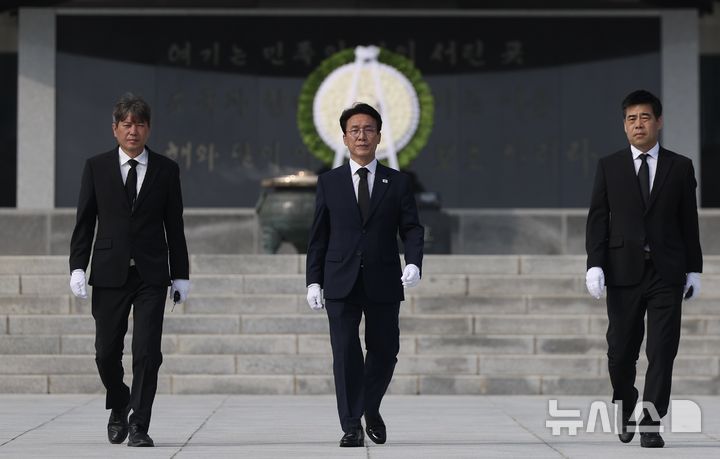 [서울=뉴시스] 김명년 기자 = 더불어민주당 당대표 후보인 김민석 전 국무총리가 제헌절인 17일 오전 서울 동작구 국립서울현충원에서 현충탑을 참배한 뒤 이동하고 있다. 2026.07.17. kmn@newsis.com