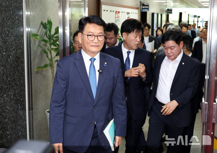 [서울=뉴시스] 최진석 기자 = 더불어민주당 당권주자인 송영길 의원이 17일 비공개 최고위원회의가 열린 여의도 국회 민주당 대표회의실 앞에서 김용 전 민주연구원 부원장과 긴급 기자회견을 마친 뒤 이동하고 있다. 2026.07.17. myjs@newsis.com