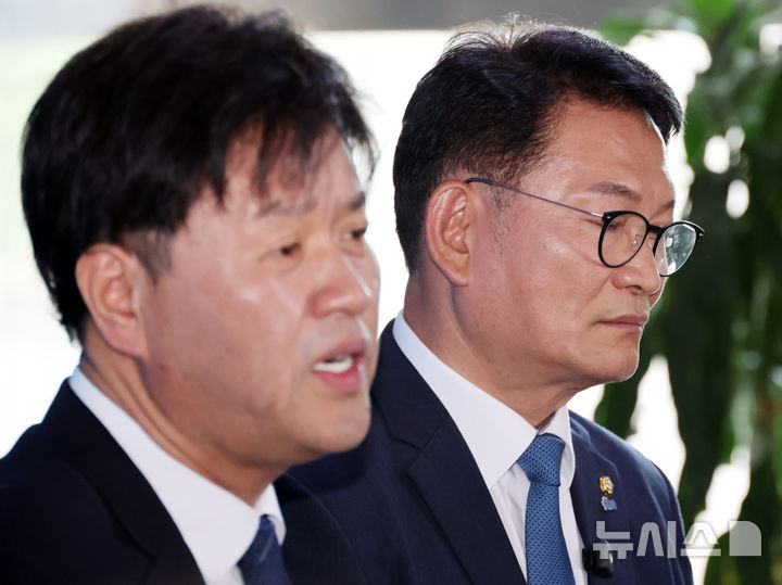 [서울=뉴시스] 최진석 기자 = 더불어민주당 당권주자인 송영길(오른쪽) 의원이 17일 비공개 최고위원회의가 열린 여의도 국회 민주당 대표회의실 앞에서 김용 전 민주연구원 부원장과 긴급 기자회견을 하고 있다. 2026.07.17. myjs@newsis.com