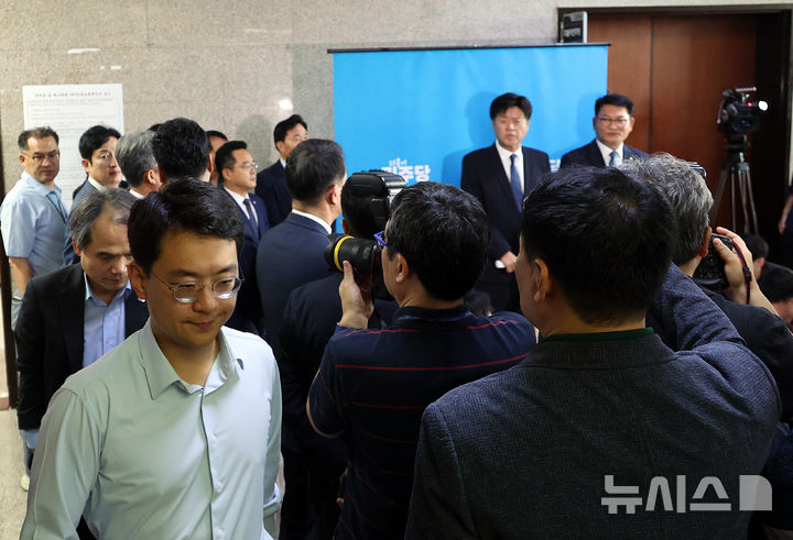 [서울=뉴시스] 최진석 기자 = 박규환, 박지원 더불어민주당 최고위원이 17일 여의도 국회 민주당 대표회의실 앞에서 긴급 기자회견을 하는 송영길 의원, 김용 전 민주연구원 부원장 옆을 지나고 있다. 2026.07.17. myjs@newsis.com