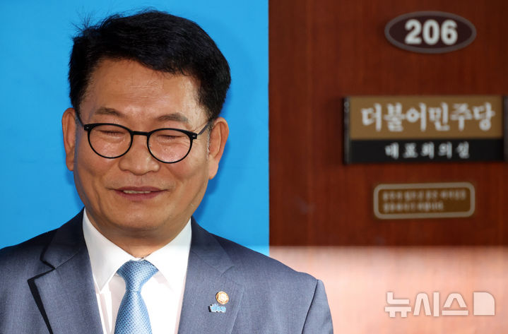 [서울=뉴시스] 최진석 기자 = 더불어민주당 당권주자인 송영길 의원이 17일 비공개 최고위원회의가 열린 여의도 국회 민주당 대표회의실 앞에서 긴급 기자회견을 하고 있다. 2026.07.17. myjs@newsis.com