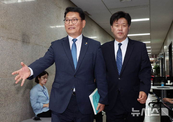 [서울=뉴시스] 최진석 기자 = 더불어민주당 당권주자인 송영길 의원이 17일 비공개 최고위원회의가 열린 여의도 국회 민주당 대표회의실 로 향하고 있다. 2026.07.17. myjs@newsis.com