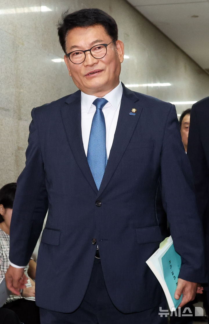 [서울=뉴시스] 최진석 기자 = 더불어민주당 당권주자인 송영길 의원이 17일 비공개 최고위원회의가 열린 여의도 국회 민주당 대표회의실 로 민주당 강령·당헌·당규집을 들고 이동하고 있다. 2026.07.17. myjs@newsis.com