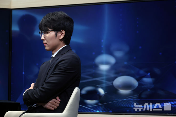 [서울=뉴시스] 고승민 기자 = 17일 서울 한국경제TV 스튜디오에서 열린 쎈수학-한경 기신전 신진서 9단 대 공개 바둑 AI 프로그램 카타고의 경기, 신진서 9단이 생각에 잠겨 있다. 2026.07.17. kkssmm99@newsis.com