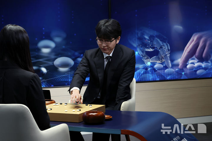[서울=뉴시스] 고승민 기자 = 17일 서울 한국경제TV 스튜디오에서 열린 쎈수학-한경 기신전 신진서 9단 대 공개 바둑 AI 프로그램 카타고의 경기, 신진서 9단이 수를 놓고 있다. 2026.07.17. kkssmm99@newsis.com