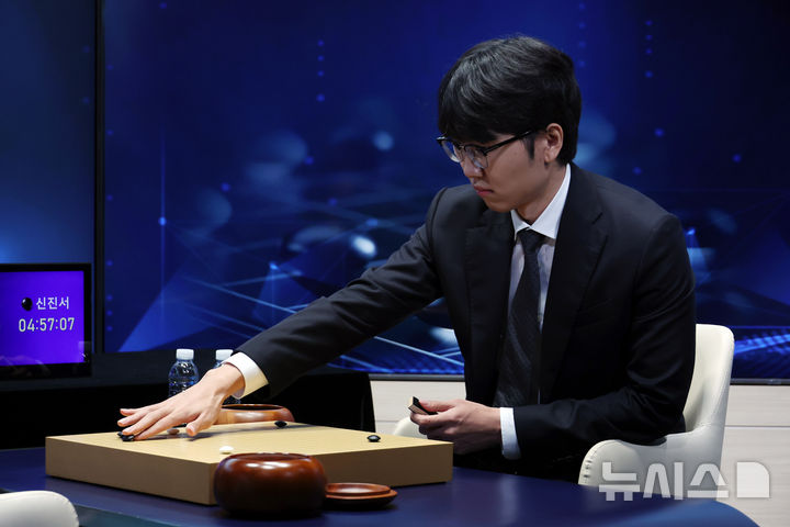 [서울=뉴시스] 고승민 기자 = 17일 서울 한국경제TV 스튜디오에서 열린 쎈수학-한경 기신전 신진서 9단 대 공개 바둑 AI 프로그램 카타고의 경기, 신진서 9단이 대국을 펼치고 있다. 2026.07.17. kkssmm99@newsis.com