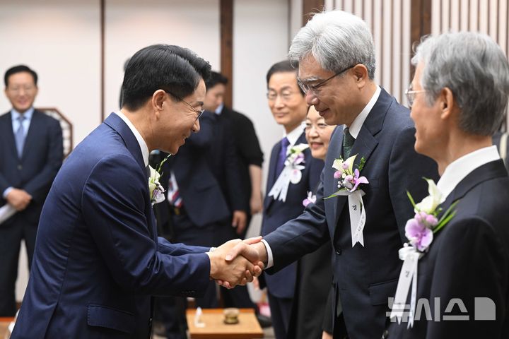 [서울=뉴시스] 국회사진기자단 = 조정식(왼쪽) 국회의장이 17일 오전 서울 여의도 의장접견실에서 열린 제78주년 제헌절 경축식에 앞서 김상환 헌법재판소장과 악수를 하고 있다. 2026.07.17. photo@newsis.com