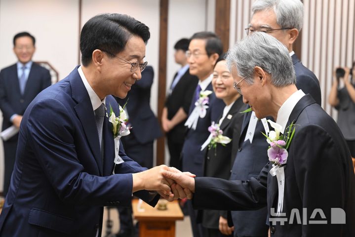 [서울=뉴시스] 국회사진기자단 = 조정식(왼쪽) 국회의장이 17일 오전 서울 여의도 의장접견실에서 열린 제78주년 제헌절 경축식에 앞서 조희대 대법원장과 악수를 하고 있다. 2026.07.17. photo@newsis.com