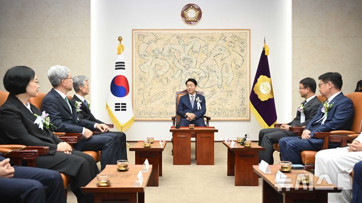 [서울=뉴시스] 국회사진기자단 = 조정식 국회의장이 17일 오전 서울 여의도 의장접견실에서 열린 제78주년 제헌절 경축식에 앞서 4부요인 및 감사원장, 여야 원내대표들과 환담을 하고 있다. 왼쪽부터 한성숙 국무총리, 김상환 헌법재판소장, 조희대 대법원장. 조 의장, 한병도 더불어민주당 대표 직무대행 겸 원내대표, 정점식 국민의힘 원내대표, photo@newsis.com