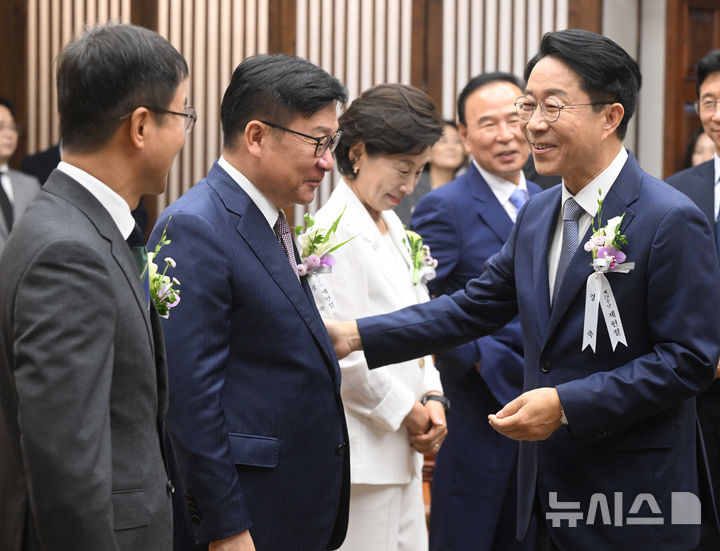 [서울=뉴시스] 국회사진기자단 = 조정식(오른쪽) 국회의장이 17일 오전 서울 여의도 의장접견실에서 열린 제78주년 제헌절 경축식에 앞서 정점식 국민의힘 원내대표와 대화하고 있다. 왼쪽부터 한병도 더불어민주당 대표 직무대행 겸 원내대표, 정 국민의힘 원내대표, 남인순 국회부의장, 박덕흠 국회부의장. 2026.07.17. photo@newsis.com