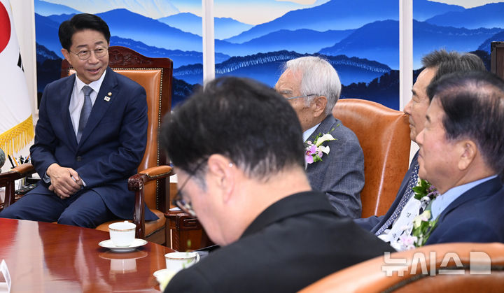 [서울=뉴시스] 국회사진기자단 = 조정식 국회의장이 17일 국회에서 열린 제78주년 제헌절 경축식에 앞서 전직 국회의장과 원로, 제헌유족 등과 환담하고 있다. 2026.07.17. photo@newsis.com