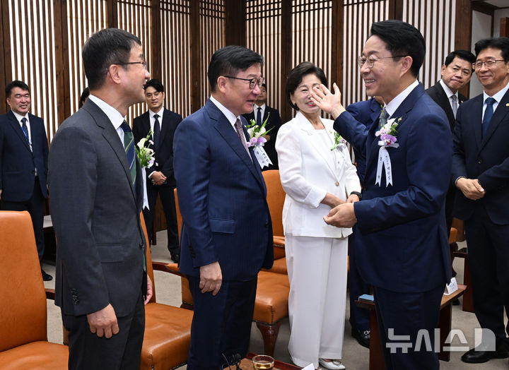 [서울=뉴시스] 국회사진기자단 = 조정식 국회의장이 17일 국회에서 열린 제78주년 제헌절 경축식에 앞서 4부요인 및 감사원장, 여야 지도부 등과 환담에서 정점식 국민의힘 원내대표와 인사를 나누고 있다. 2026.07.17. photo@newsis.com