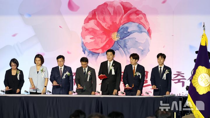 [서울=뉴시스] 국회사진기자단 = 국회 여야 대표와 원내대표들이 17일 서울 여의도 국회에서 열린 제78회 제헌철 경축식에서 도장 날인 퍼포먼스를 하고 있다. 왼쪽부터 용혜인 기본소득당 대표, 손솔 진보당 의원, 정점식 국민의힘 원내대표, 한병도 더불어민주당 대표 직무대행 겸 원내대표, 김준형 조국혁신당 대표 권한대행 겸 원내대표, 이준석 개혁신당 대표, 한창민 사회민주당 대표. 2026.07.17. photo@newsis.com