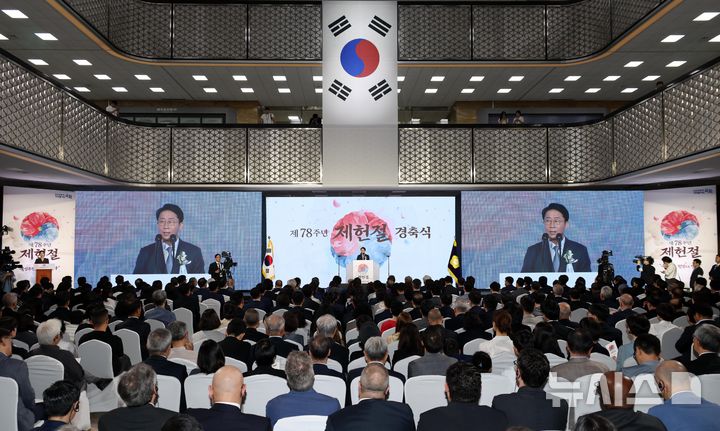 [서울=뉴시스] 국회사진기자단 = 조정식 국회의장이 17일 서울 여의도 국회에서 제78회 제헌철 경축사를 하고 있다. 2026.07.17. photo@newsis.com