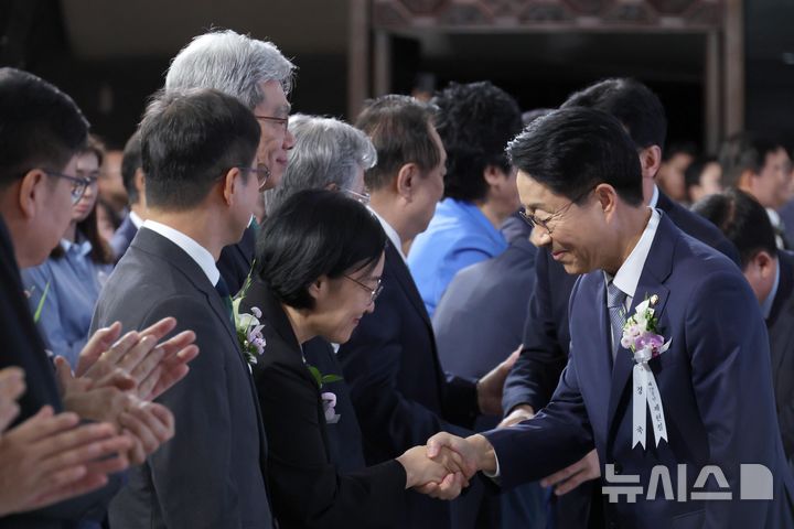 [서울=뉴시스] 국회사진기자단 = 조정식 국회의장이 17일 서울 여의도 국회에서 열린 제78회 제헌철 경축식에서 한성숙 국무총리와 인사하고 있다. 2026.07.17. photo@newsis.com
