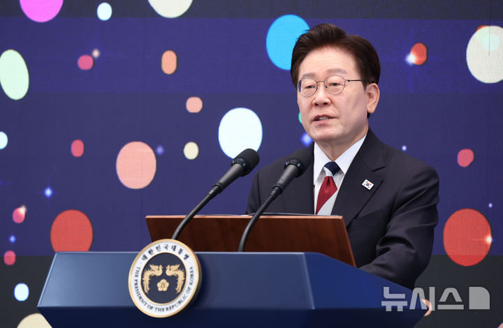 [서울=뉴시스] 조성봉 기자 = 이재명 대통령이 17일 청와대 영빈관에서 열린 '빛의 위원회' 출범 기념 시민 초청 행사에서 발언하고 있다. 2026.07.17. suncho21@newsis.com
