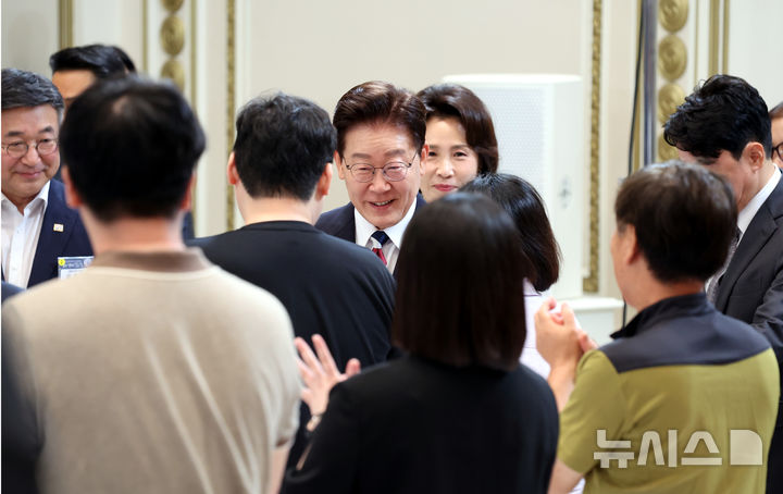[서울=뉴시스] 조성봉 기자 = 이재명 대통령과 김혜경 여사가 17일 청와대 영빈관에서 열린 '빛의 위원회' 출범 기념 시민 초청 행사에 입장하며 박수를 받고 있다. 2026.07.17. suncho21@newsis.com