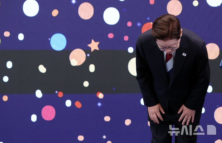 [서울=뉴시스] 조성봉 기자 = 이재명 대통령이 17일 청와대 영빈관에서 열린 '빛의 위원회' 출범 기념 시민 초청 행사에서 발언을 마치고 인사하고 있다. 2026.07.17. suncho21@newsis.com