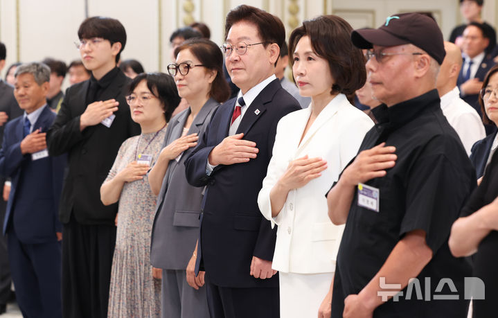 [서울=뉴시스] 조성봉 기자 = 이재명 대통령과 김혜경 여사가 17일 청와대 영빈관에서 열린 '빛의 위원회' 출범 기념 시민 초청 행사에서 참석자들과 국민의례를 하고 있다. 2026.07.17. suncho21@newsis.com