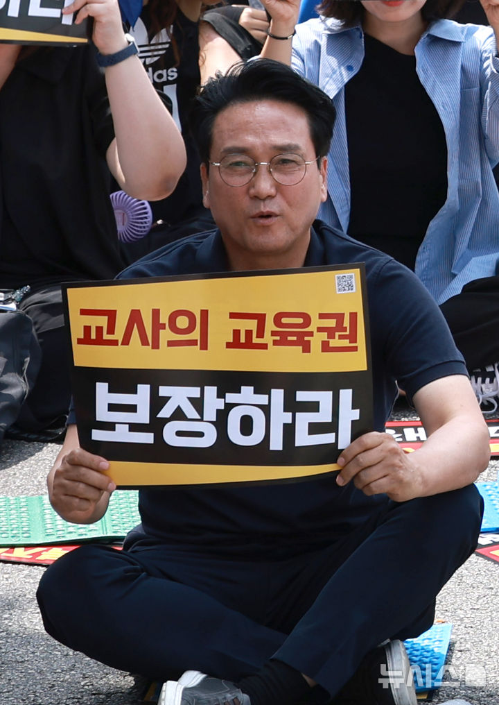 [서울=뉴시스] 김금보 기자 = 안민석 경기도교육감이 서이초등학교 교사 순직 3주기를 하루 앞둔 17일 오후 서울 종로구 정부서울청사 앞에서 전국교사일동 주최로 열린 교권 보장을 위한 아동복지법 즉각 개정 요구 집회에서 구호를 외치고 있다. 2026.07.17. kgb@newsis.com