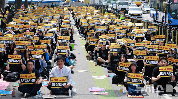 [서울=뉴시스] 김금보 기자 = 전국교사일동 소속 회원들이 서이초등학교 교사 순직 3주기를 하루 앞둔 17일 오후 서울 종로구 정부서울청사 앞에서 교권보장을 위한 아동복지법 즉각개정을 요구하는 집회를 하고 있다. 2026.07.17. kgb@newsis.com