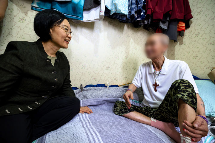[서울=뉴시스] 조수정 기자 = 한성숙 국무총리가 17일 서울 용산구 동자동 쪽방촌 독거어르신 가정을 찾아 대화를 나누고 있다. 이날 한 총리는 여름철 취약계층 쪽방 주민과 주민 지원시설 관계자들을 격려하고 주민들에게 간편식 삼계탕 600인분과 간편식 세트 등을 지원했다. (사진=국무총리실 제공) 2026.07.17. chocrystal@newsis.com *재판매 및 DB 금지