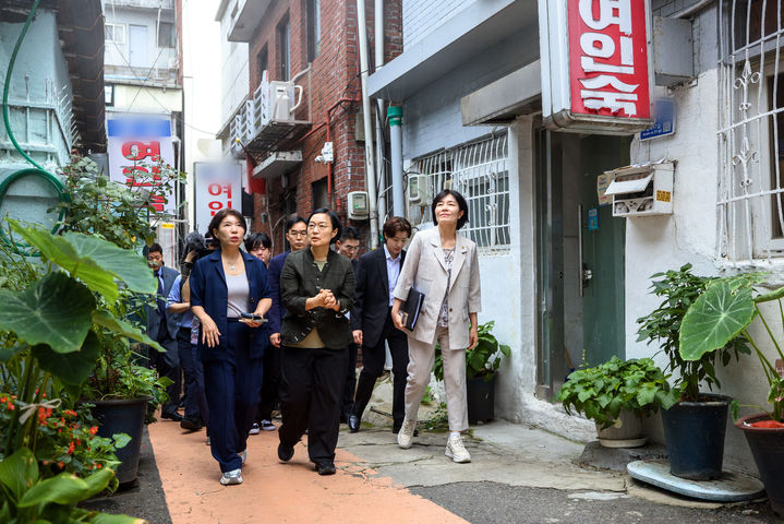 [서울=뉴시스] 조수정 기자 = 한성숙 국무총리가 17일 서울 용산구 쪽방촌 골목에서 유호연 서울역 쪽방상담소장에게 설명을 듣고 있다. (사진=국무총리실 제공) 2026.07.17. chocrystal@newsis.com *재판매 및 DB 금지