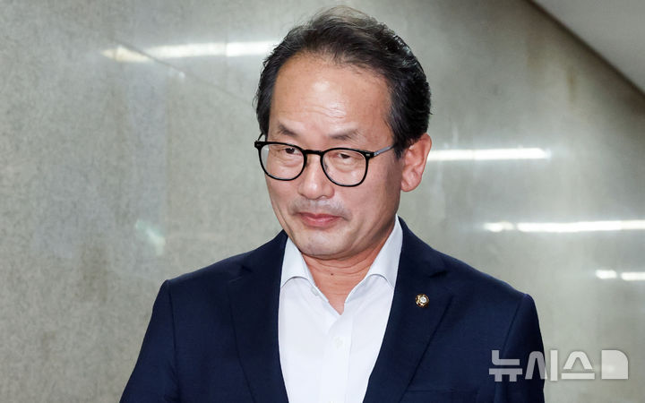 [서울=뉴시스] 최진석 기자 = 강준현 더불어민주당 수석대변인이 17일 여의도 국회에서 열린 비공개 당무위원회에 참석하고 있다. 2026.07.17. myjs@newsis.com