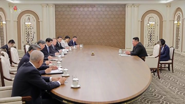 [서울=뉴시스] 북한 조선중앙TV는 지난 16일 김정은 북한 국무위원장이 북중 우호협력 및 상호원조조약(북중 우호조약) 체결 65주년을 맞아 북한을 방문한 왕후닝 중국 전국인민정치협상회의 주석을 접견했다고 17일 보도했다. (사진=조선중앙TV 캡처) 2026.07.20. photo@newsis.com *재판매 및 DB 금지