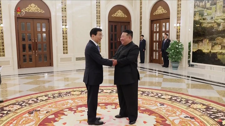 [서울=뉴시스] 북한 조선중앙TV는 지난 16일 김정은 북한 국무위원장이 북중 우호협력 및 상호원조조약(북중 우호조약) 체결 65주년을 맞아 북한을 방문한 왕후닝 중국 전국인민정치협상회의 주석을 접견했다고 17일 보도했다. (사진=조선중앙TV 캡처) 2026.07.17. photo@newsis.com *재판매 및 DB 금지
