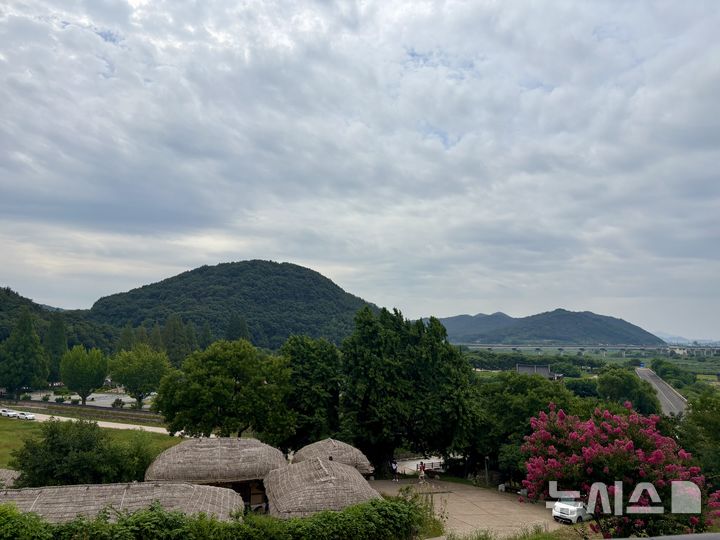 [경주=뉴시스] 한이재 기자 = 17일 오전 경주 양동마을 관가정에서 마을이 내려다보인다. 2026.07.17. nowone@newsis.com