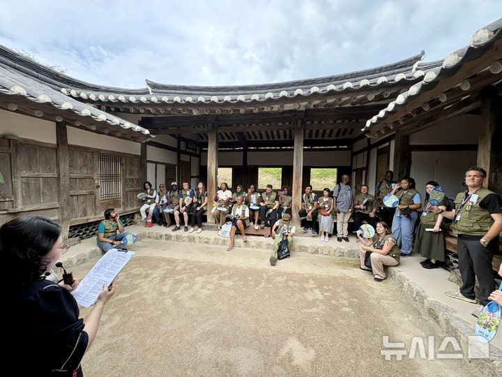 [경주=뉴시스] 한이재 기자 = 17일 오전 경주 양동마을에서 '제8회 세계유산 현장관리자 포럼' 답사가 이뤄지고 있다. 2026.07.17. nowone@newsis.com