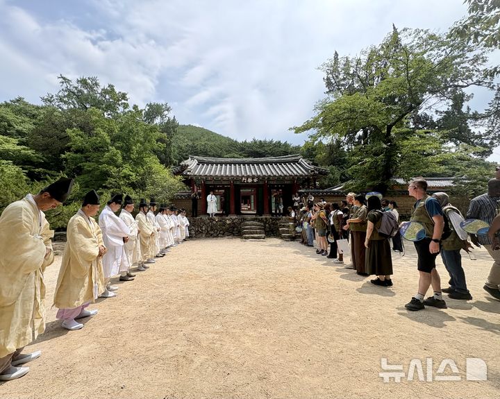 [경주=뉴시스] 한이재 기자 = 17일 경주 옥산서원에서 유생들이 '제8회 세계유산 현장관리자 포럼' 참가자들을 환영하고 있다. 2026.07.17. nowone@newsis.com