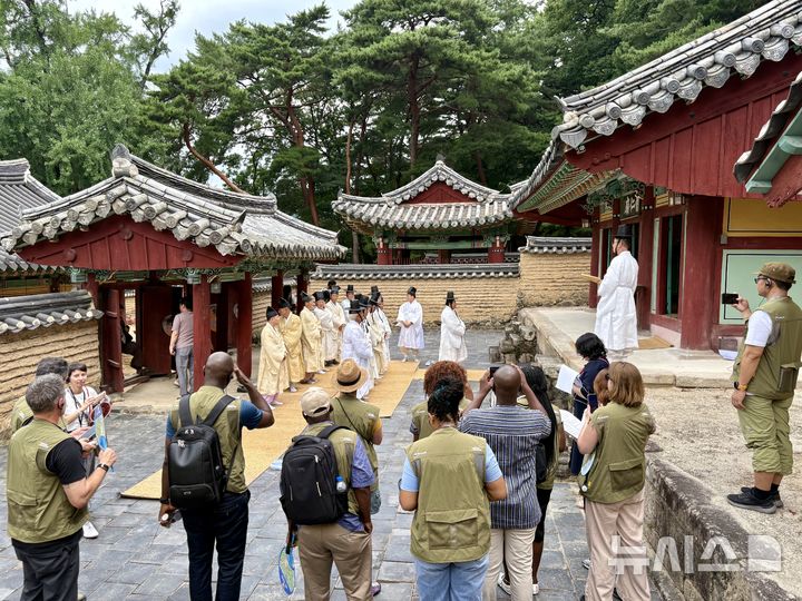 [경주=뉴시스] 한이재 기자 = 17일 경주 옥산서원 제향 공간에서 유생들이 알묘례를 준비하고 있다. 2026.07.17. nowone@newsis.com